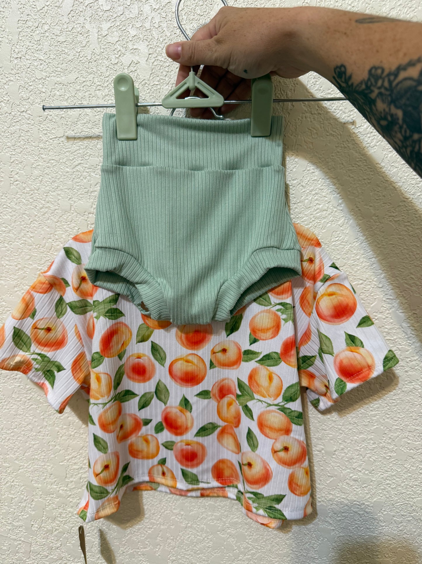6-9m Peach set w/ green bummies